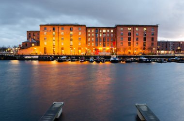 Liverpool, İngiltere: 16 Mart 2019: The Royal Albert Dock, Liverpool 'un UNESCO Dünya Mirası Rıhtımı' nda yer almaktadır. Gündüz olduğu kadar gece de popüler bir turizm merkezi..
