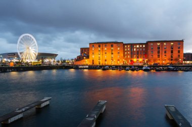 Liverpool, İngiltere: 16 Mart 2019: The Royal Albert Dock, Liverpool 'un UNESCO Dünya Mirası Rıhtımı' nda yer almaktadır. Gündüz olduğu kadar gece de popüler bir turizm merkezi..