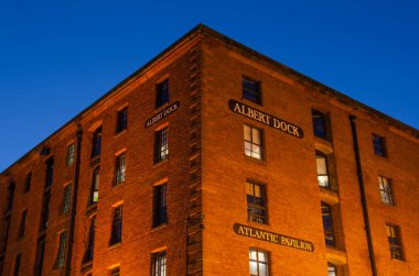 Liverpool, İngiltere: 16 Mart 2019: The Royal Albert Dock, Liverpool 'un UNESCO Dünya Mirası Rıhtımı' nda yer almaktadır. Gündüz olduğu kadar gece de popüler bir turizm merkezi..