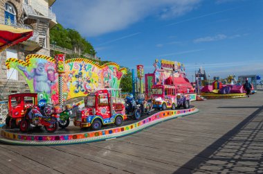 Llandudno, İngiltere: 6 Mayıs 2019: Güneşli bir sabahta çok az insanla birlikte Llandudno Rıhtımı 'nda çocuk fuarının genel bir sahnesi.