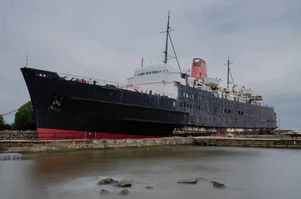 Llanerch-y-Mor, Birleşik Krallık: 31 Haziran 2019: Yolcu feribot gemisi, TSS Lancaster Dükü 1956-1979 yılları arasında faaliyet göstermiştir. O zamanlar turistlerin ilgi odağı olarak kullanılmak üzere sürekli olarak kıyıya vurularak terk edildi..