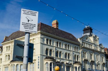 Llandudno, İngiltere: 6 Mayıs 2019: Kuzey Galler sahil beldesi Llandudno 'daki CCTV kayıt ve izleme merkezini iki dilli bir tabela uyardı.