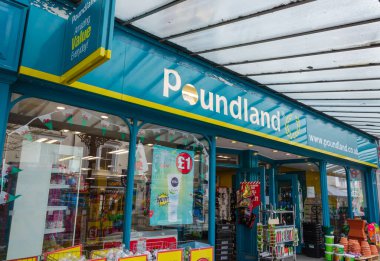 Llandudno, İngiltere: 6 Mayıs 2019: Poundland Mostyn Street, Llandudno 'da bunun gibi ulusal bir indirim mağaza zinciri işletiyor.