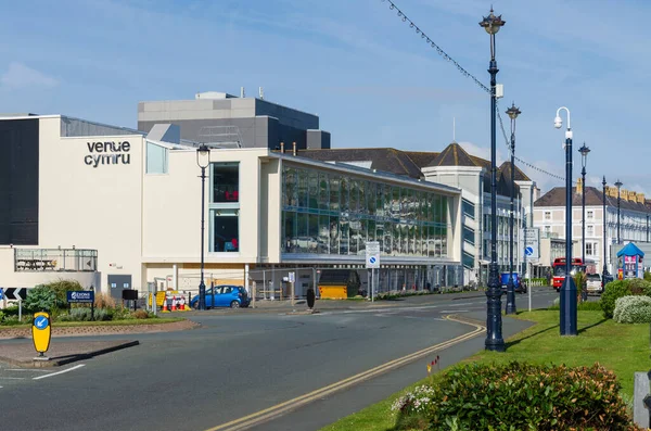 Llandudno, İngiltere: 6 Mayıs 2019: Llandudno 'daki Cymru Tiyatrosu ve Konferans Merkezi büyük bir sanat, konferans ve etkinlik mekanıdır.