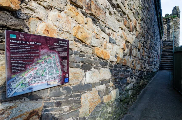 Conwy, İngiltere: 25 Ocak 2020: İki dilde bilgi işareti, Conwy Town Walls 'a turistleri ve ziyaretçileri karşıladı.