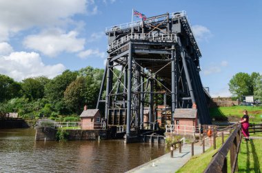 Northwich, UK: 6 Ağustos 2019: The Anderton Boat Lift, Trent & Mersey Kanalı ile River Weaver 'ı birbirine bağlar. Zamanlanmış bir anıt olan yapı, 15 metre dikey bir bağlantı sağlıyor..