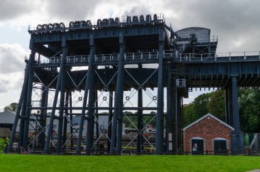 Northwich, UK: 6 Ağustos 2019: The Anderton Boat Lift, Trent & Mersey Kanalı ile River Weaver 'ı birbirine bağlar. Zamanlanmış bir anıt olan yapı, 15 metre dikey bir bağlantı sağlıyor..