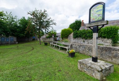 Gwaenysgor, Flintshire, İngiltere: 13 Ağustos 2019: Gwaenysgor 'daki köy yeşili geleneksel ahşap bir isimle işaretlenmiştir. Domesday kitabında köyden bahsediliyor..