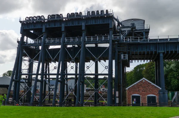 Northwich, UK: 6 Ağustos 2019: The Anderton Boat Lift, Trent & Mersey Kanalı ile River Weaver 'ı birbirine bağlar. Zamanlanmış bir anıt olan yapı, 15 metre dikey bir bağlantı sağlıyor..