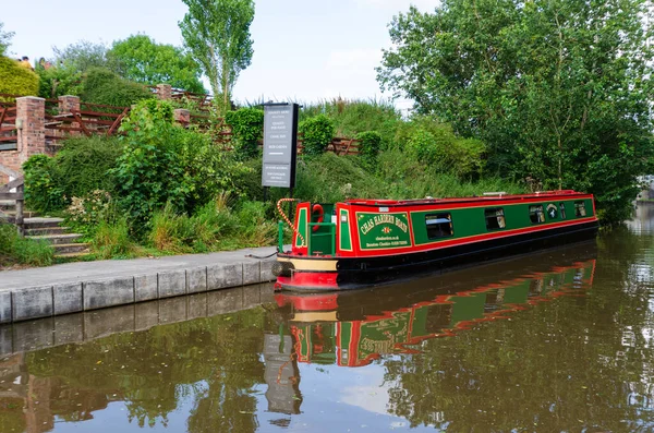 Northwich, İngiltere: 6 Ağustos 2019: Anderton köyündeki Trent ve Mersey Kanalı 'nda demirli tatil teknesi.