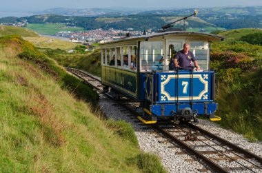 Llandudno, Galler, Birleşik Krallık: 27 Ağustos 2019: Turistler tarihi Orme Tramvayı 'na binmenin keyfini çıkarıyorlar. İngiltere 'deki tek kablo taşıyıcı arabalar 1902' den beri şehir merkezinden zirveye tırmanıyor..