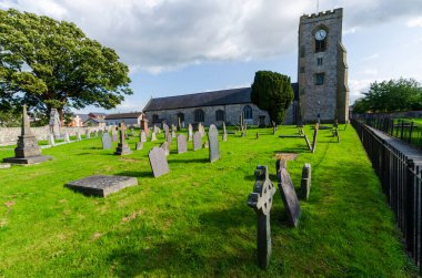 Abergele, Birleşik Krallık: 19 Ağustos 2019: Abergele 'deki St. Michael Kilisesi 8. yüzyılda Piskopos Elfod tarafından verilen bir ortaçağ kilisesidir..