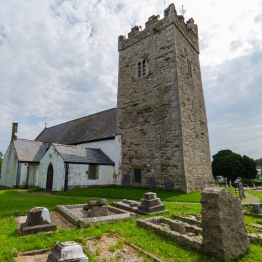 Rhos on Sea, İngiltere: 27 Ağustos 2019: St Trillo 's Church at Rhos-on-Sea daha önce 1540' a kadar Dinerth Church olarak biliniyordu. Kilise Viktorya Dönemi Gotik Dirilişi tarzında ve 2. sınıf listelenmiş.. 