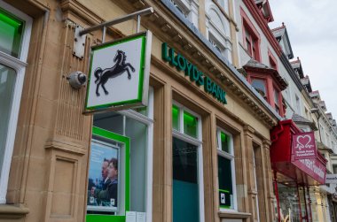 Llandudno, İngiltere: 27 Ağustos 2019: Loyds Bank 'ın Mostyn Caddesi ve Trinity Meydanı' nın köşesinde yer alan bir şubesi var. Dışarıda açılış saatlerinde görüldü..