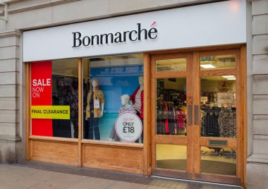 Llandudno, İngiltere: 27 Ağustos 2019: Bonmarche 'ın Mostyn Caddesi şubesinin reklamındaki bir pankart satışları son bir temizlikle devam ediyor.
