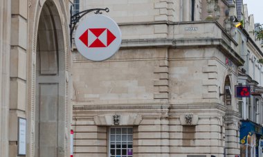 Llandudno, İngiltere: 27 Ağustos 2019: HSBC ve NatWest bankaları Mostyn Caddesi 'nde yakın komşulardır.