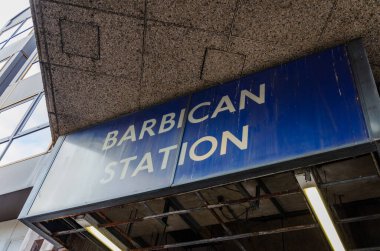 Londra, İngiltere: 2 Aralık 2017: Barbican İstasyonu, Barbican arazisine yakın bir Londra metro istasyonudur. Bölge 1 istasyonuna Cricle, Metropolitan ve Hammersmith & City hatları hizmet vermektedir..