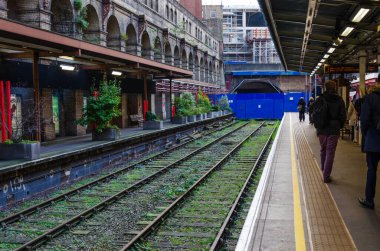 Londra, İngiltere: 2 Aralık 2017: Barbican İstasyonu, Barbican arazisine yakın bir Londra metro istasyonudur. Bölge 1 istasyonuna Cricle, Metropolitan ve Hammersmith & City hatları hizmet vermektedir..