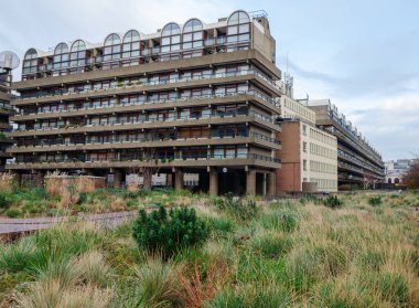 Londra, Birleşik Krallık: 2 Aralık 2017: Barbican Malikânesi, İngiliz gaddar mimarisinin belirgin bir örneğidir. İlk olarak orta ve orta sınıf profesyoneller için kiralık konut olarak inşa edilmiştir..