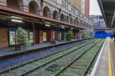 Londra, İngiltere: 2 Aralık 2017: Barbican İstasyonu, Barbican arazisine yakın bir Londra metro istasyonudur. Bölge 1 istasyonuna Cricle, Metropolitan ve Hammersmith & City hatları hizmet vermektedir..