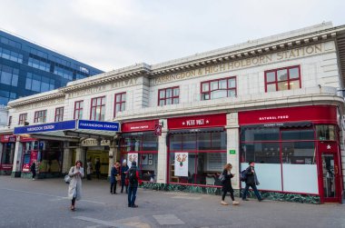Londra, İngiltere: 2 Aralık 2017: Farringdon, Londra 'nın başkenti Clerkenwell' de bulunan bir Londra Metro ve Ulusal Demiryolu istasyonudur. Aynı binada Petit Pret Kafe var..