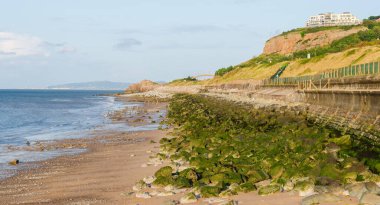 Colwyn Körfezi 'ndeki eski ve harap deniz savunması..