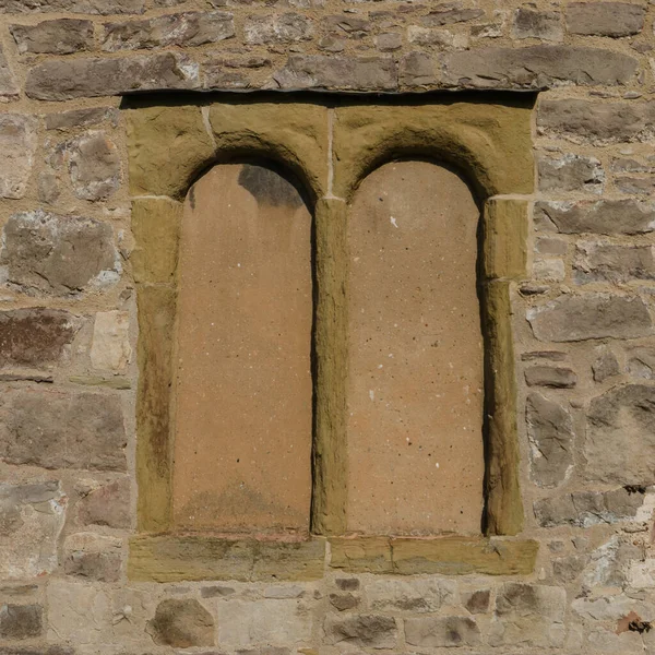 Bir Çift Basit Kemerli Kilise Penceresi Kapatılmış — Stok fotoğraf