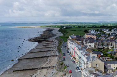 Criccieth, Kuzey Galler, İngiltere: 3 Haziran 2017: Galler 'in tarihi şato kenti Criccieth' teki deniz manzaralı sokak manzarası