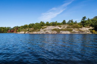 kayalar, ağaçlar ve su manzarası