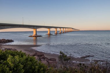 Köprüde gün batımı