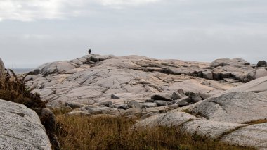 Peggy 'nin Koyu Feneri' ndeki kayalıklarda yalnız turist