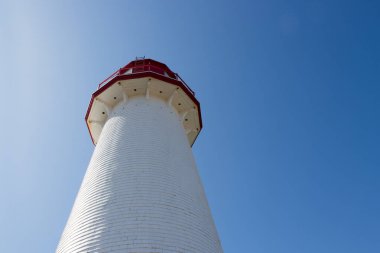 Deniz fenerine bakıyorum.