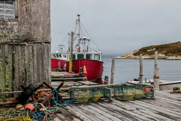 Рыбацкая лодка почтение связано в бухте Пегги — стоковое фото