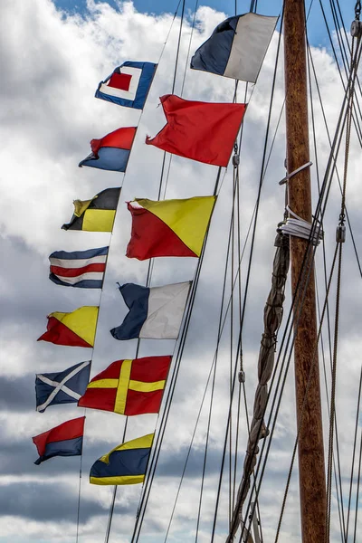 在一艘高大船的桅杆上悬挂航海旗 — 图库照片