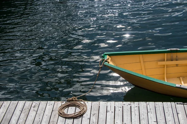 Malá dřevěná loďka přivázaná k molu — Stock fotografie