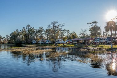 Florida, Orlando 'daki Whippoorwill Gölü' ndeki karavan ve karavan manzarası.