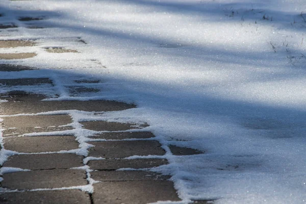 Zasněžené Cihlové Chodníky Slunečného Dne Začátku Jara Ontariu Kanada — Stock fotografie