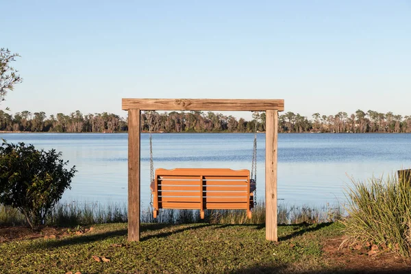 Empty Wood Swing Lake Whippoorwill Koa Orlando Florida — Stock Photo, Image