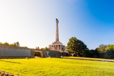 Slavin - Abide ve Sovyet ordusu askerleri için mezarlığı