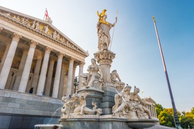 Avusturya Parlamentosu Athena heykeli ile bina