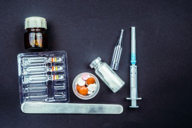 Tıbbi nesneleri natürmort yukarıda da görüleceği.