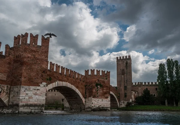 Ponte de pedra medieval Ponte Scaligero — Fotografia de Stock