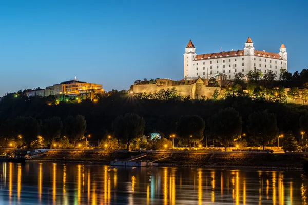 Nachtansicht der Burg Bratislava in der Hauptstadt der Slowakischen Republik. — Stockfoto