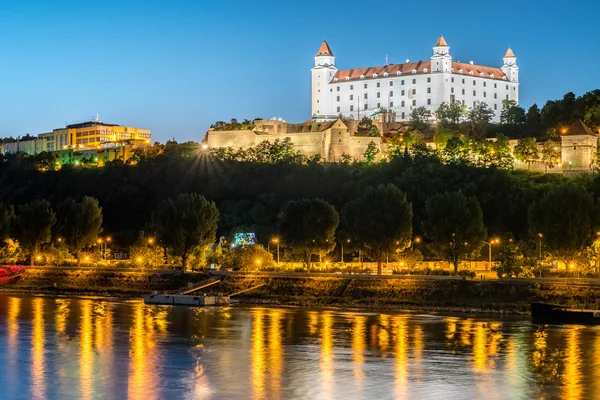 Nachtansicht der Burg Bratislava in der Hauptstadt der Slowakischen Republik. — Stockfoto