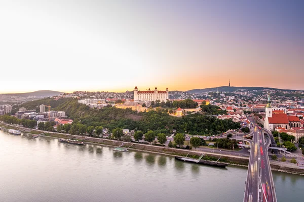 Noční pohled z centra města Bratislava — Stock fotografie