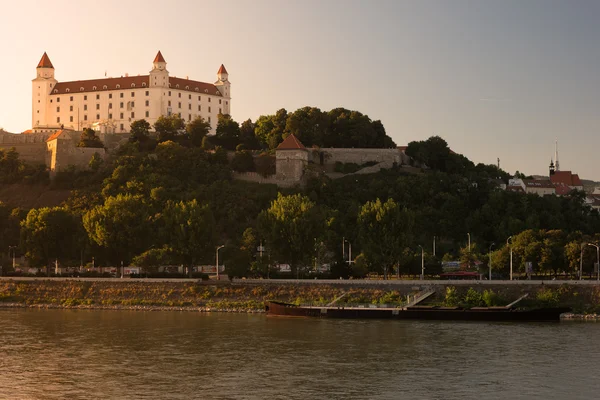 Bratislavský hrad v hlavním městě Slovenské republiky. — Stock fotografie