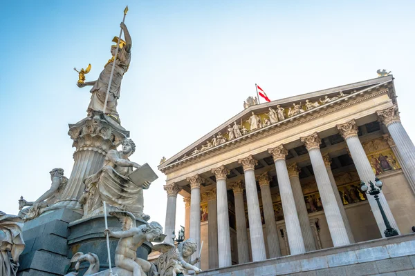 Edifício do parlamento austríaco com estátua Athena — Fotografia de Stock