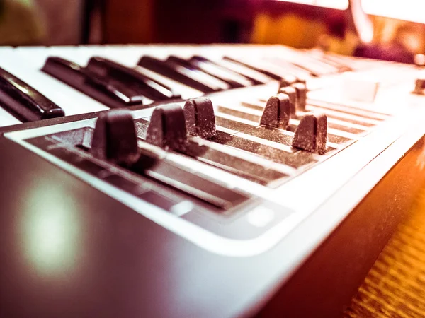 Tastatur eines Synthesizers mit Schiebereglern. — Stockfoto