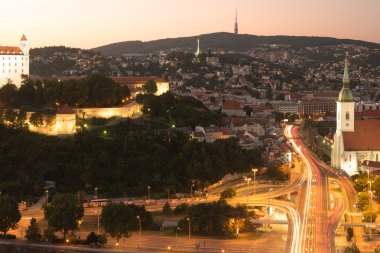 Bratislava şehir merkezinin gece görünümü