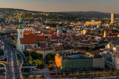 Bratislava şehir merkezinin gece görünümü